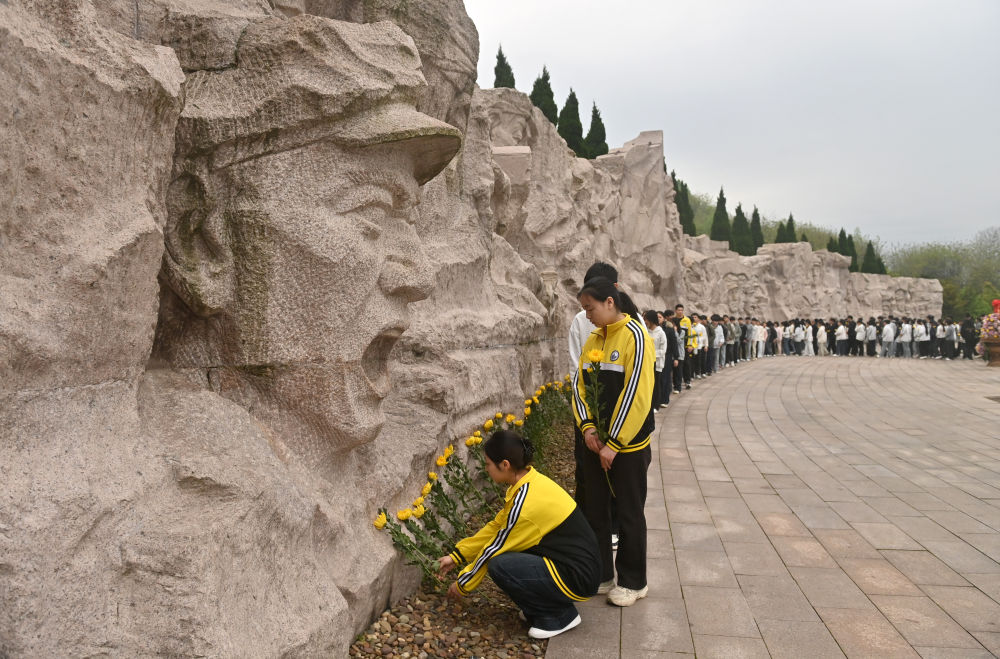 4月2日，人们在广西桂林全州县红军长征湘江战役纪念园凭吊广场给红军英烈献花。新华社记者 陆波岸 摄
